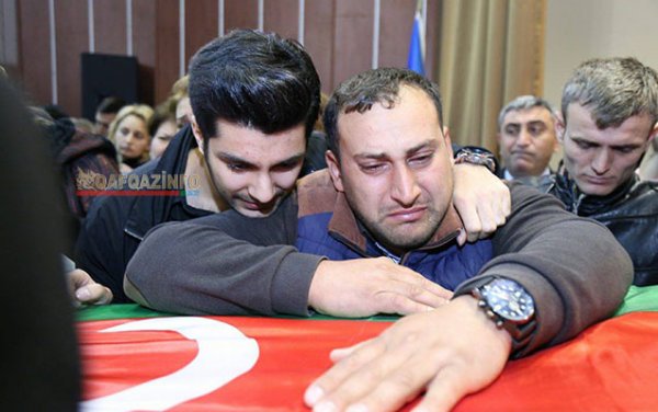 Şəhidlərin dəfnində insan seli — Fotolar