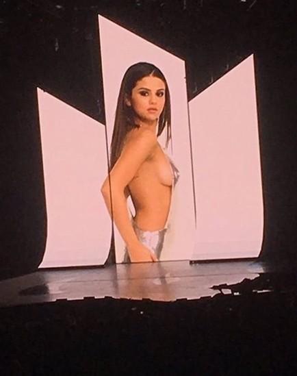  Selena Qomez səhnədə tamam soyundu - ŞOK FOTOLAR