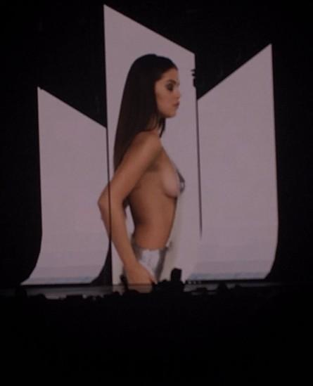  Selena Qomez səhnədə tamam soyundu - ŞOK FOTOLAR
