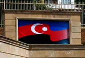 DÖVLƏT BAYRAĞINA HÖRMƏTSIZLIK EDƏN MƏKTƏB DIREKTORUN RÜŞVƏT SIYAHISI ÜZƏ ÇIXDI.(VIDEO)