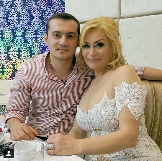 Tanınmış ifaçı oğlunun toyunda sinəsini nümayiş etdirdi - Fotolar Tanınmış ifaçı oğlunun toyunda sinəsini nümayiş etdirdi - Fotolar