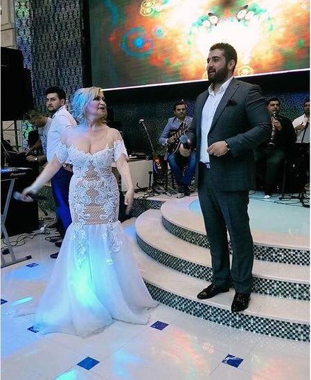 Tanınmış ifaçı oğlunun toyunda sinəsini nümayiş etdirdi - Fotolar Tanınmış ifaçı oğlunun toyunda sinəsini nümayiş etdirdi - Fotolar