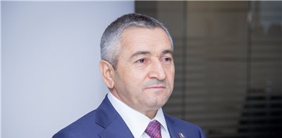 Xədicə Eminovanı Adil Vəliyev himayə edir?