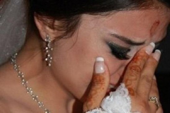 Toy gecəsi RƏZALƏT: Gəlin bakirə çıxmadı, görün bəy ona nə etdi ... Azərbaycanda