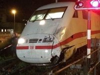 Qatarla avtomobil toqquşdu, 4 uşaq öldü