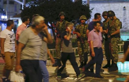 Türkiyədə qiyamçılar fövqəladə vəziyyət "elan etdilər" - FOTO