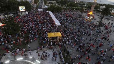 Türkiyə küçələrində insan seli - FOTO