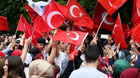 Türkiyə küçələrində insan seli - FOTO