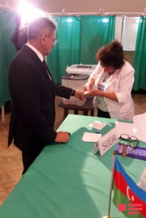 Rəsmi şəxslər referendumda səs verirlər - FOTOSESSİYA - YENİLƏNİR
