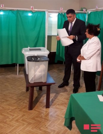 Rəsmi şəxslər referendumda səs verirlər - FOTOSESSİYA - YENİLƏNİR