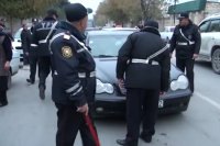 ŞOK: Yol polis əməkdaşının üstünə BENZİN töküb yandırdılar - VİDEO