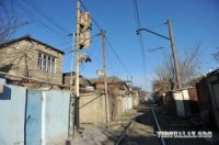 Bakının mərkəzində dəmiryolu relslərinin üstündə yaşayanlar