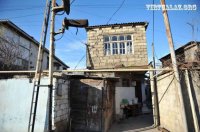 Bakının mərkəzində dəmiryolu relslərinin üstündə yaşayanlar