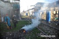 Bakının mərkəzində dəmiryolu relslərinin üstündə yaşayanlar