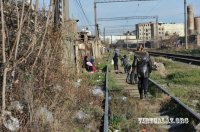 Bakının mərkəzində dəmiryolu relslərinin üstündə yaşayanlar