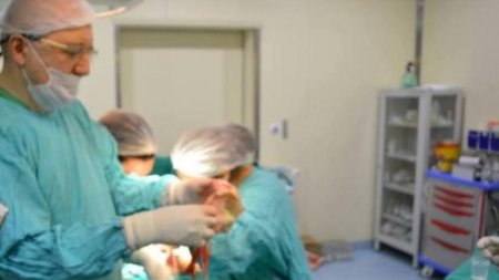 İranlı cərrahın Bakıda əməliyyat etdiyi xəstənin qarnından görün nə çıxdı – FOTO