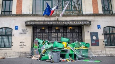 Paris etirazları: Polis tələbələrə qarşı göz yaşardıcı qazdan istifadə edib