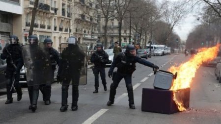 Paris etirazları: Polis tələbələrə qarşı göz yaşardıcı qazdan istifadə edib