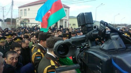 Keşlədə şəhidlə vidalaşmağa minlərlə insan gəlir – FOTOLAR