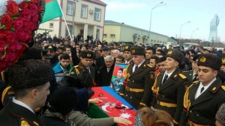 Keşlədə şəhidlə vidalaşmağa minlərlə insan gəlir – FOTOLAR