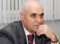 “Ukrayna prezidenti bığla saqqal arasında qalıb”
