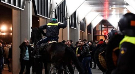 HOLLANDİYADA türklərə qarşı POLİS VƏHŞİLİYİ! 