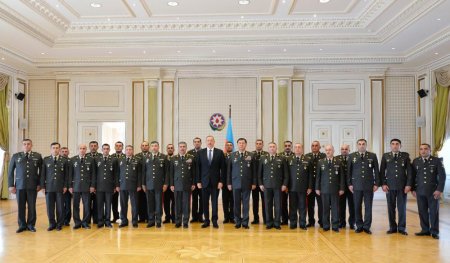 Prezident İlham Əliyev Azərbaycan Ordusunun aprel qələbələrinin ildönümü ilə əlaqədar bir qrup hərbçimizlə görüş keçirib - FOTO