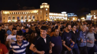 Deyəsən, Sargsyan  hakimiyyətdən əl çəkmək istəmir