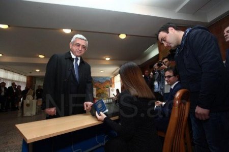 Sərksiyan seçki məntəqəsində gülünc vəziyyətə düşdü - Foto