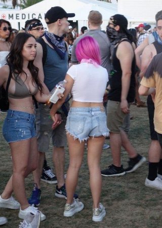Sinə və göbək dekoltesi ilə festivala damğa vurdu - Fotolar