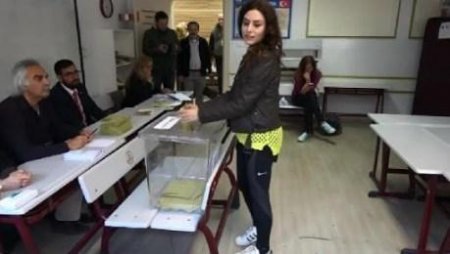 Məşhurlar səsvermədə - fotolar