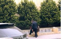 Küçənin ortasında əyilib, ərinin ayaqqabısını sildi, paltarlarını... - Bakıda çəkilən FOTO OLAY OLDU