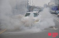 Bakıda taxta tikili və minik avtomobili yanıb