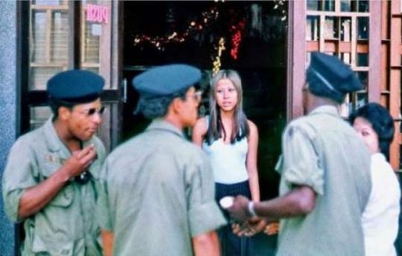 ABŞ əsgərləri işğal etdikləri torpaqlarda yaşayan qızlarla...- FOTOLAR
