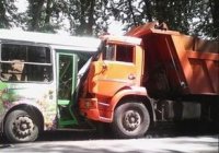 Sərnişin avtobusu yük maşını ilə toqquşdu – 5 nəfər yaralandı
