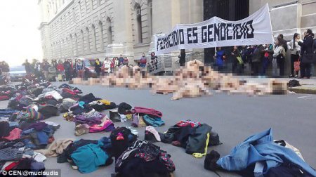120 qadın lüt soyunub etiraz etdi - FOTO