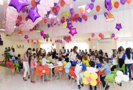 Heydər Əliyev Fondunun vitse-prezidenti Leyla Əliyeva IDEA Heyvanlara Qayğı Mərkəzində sağlamlıq imkanları məhdud uşaqlar üçün təşkil edilən tədbirdə iştirak edib - FOTO
