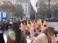 120 qadın lüt soyunub etiraz etdi - FOTO