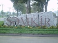 Şəmkirdə sürücü traktoru işə salarkən xəsarət alaraq ölüb
