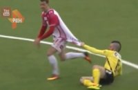 Futbolçu rəqibini arxasınca bir neçə metr sürüdü