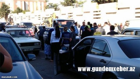 Bakıda 112 ailənin evi sökülür - Sakinlər yolu bağladı