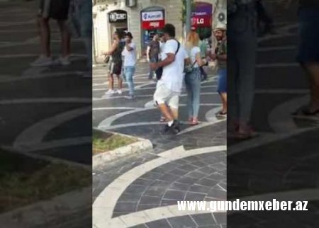 Bakının mərkəzində daha bir biabırçı görüntü: Ərəb yaxınlaşıb bu qızlarla tanış olur
