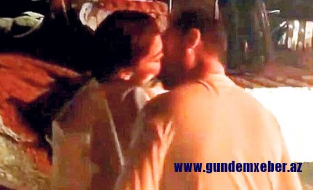 Herkesin içinde sevgilisinin dudaklarına yapıştı