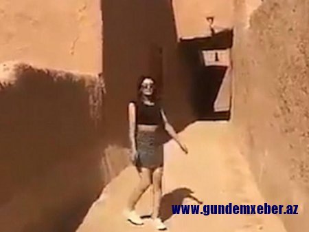 Şortda gəzən müsəlman qızı axtarırlar: "O, əxlaqsızdır!" - VİDEO - FOTO