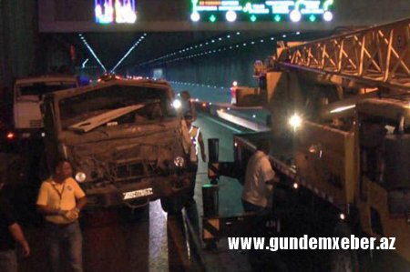 Bakıda tuneldə iki yük maşını qəzaya uğrayıb, yol bağlanıb
