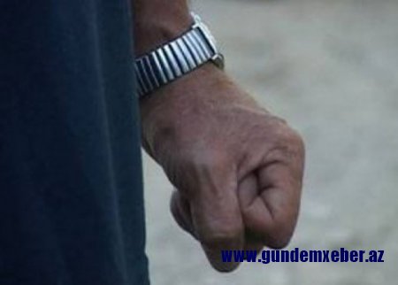 Övladları boşanan qudalar dalaşdı: oğlanın atası qızın anasını döydü