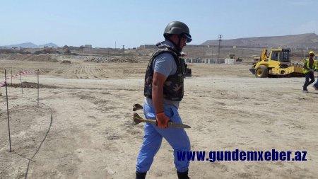 Paytaxtda dəmir yolu xəttinin kənarında 2 top mərmisi tapıldı - FOTO