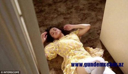 Selena Qomezin açıq-saçıq səhnəli klipindən görüntülər