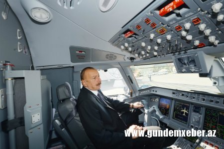 Prezident Bakıya gətirilən ilk təyyarə ilə tanış oldu