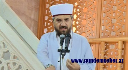 İlahiyyatçıdan qız atalarına şok sözlər: - “Dar şalvar geyinməsinə icazə verirsən ki, hamı arxasına baxsın?”